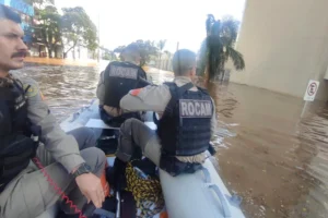 Policiamento está ocorrendo de forma embarcada em áreas inundadas.
Brigada Militar / Divulgação