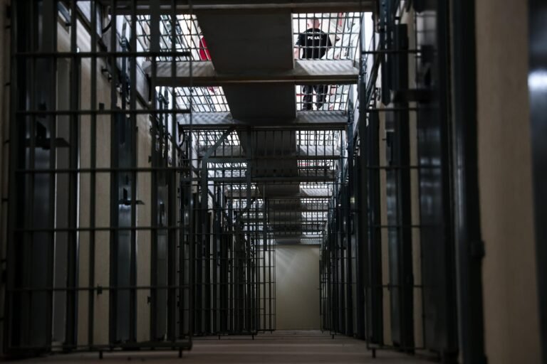 Presos de uniforme, celas sem tomadas e visita íntima agendada: como funcionará o novo Presídio Central, prestes a ser concluído