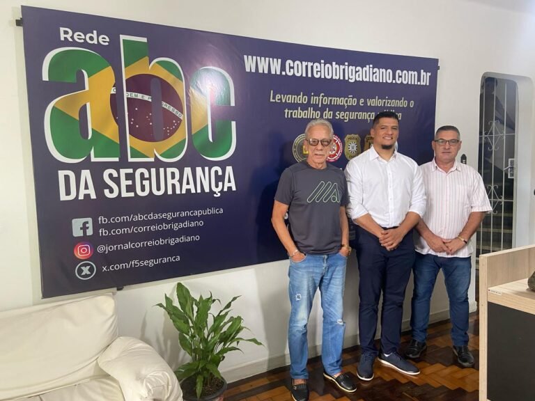 Vereador Tiago The Police visita Correio Brigadiano