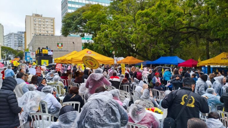 Servidores do RS realizam ato unificado por reposição salarial