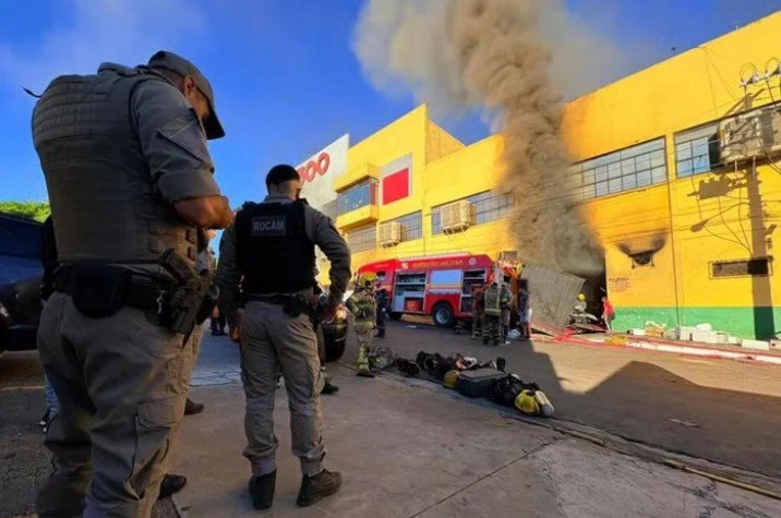 Explosão durante incêndio em mercado deixa bombeiros feridos em Santana do Livramento; veja vídeo